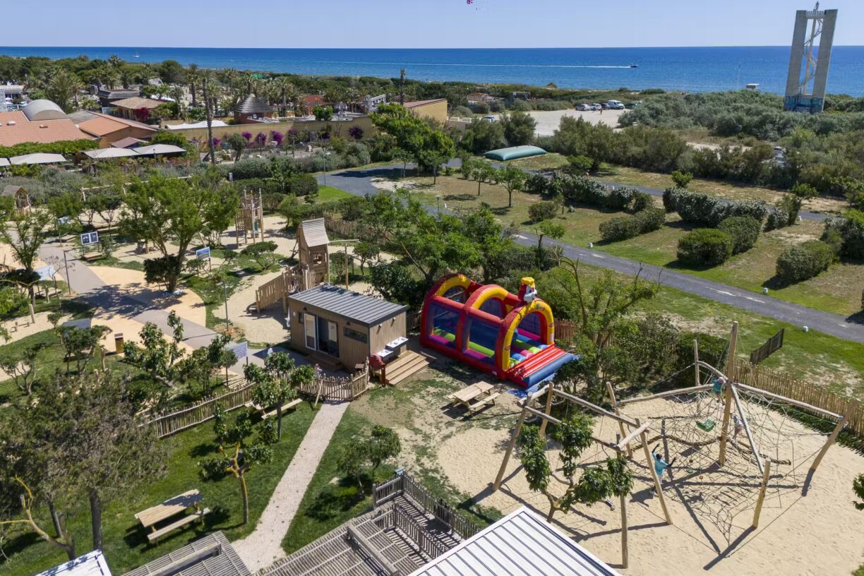 Yelloh Village Le Brasilia Luftaufnahme des Campingplatzes mit Kinderspielplaetzen und Huepfburg 924f3bca d2bf 48af be7c 3c02746a8c68 1224x816