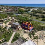 Yelloh Village Le Brasilia Luftaufnahme des Campingplatzes mit Kinderspielplaetzen und Huepfburg 924f3bca d2bf 48af be7c 3c02746a8c68 150x150