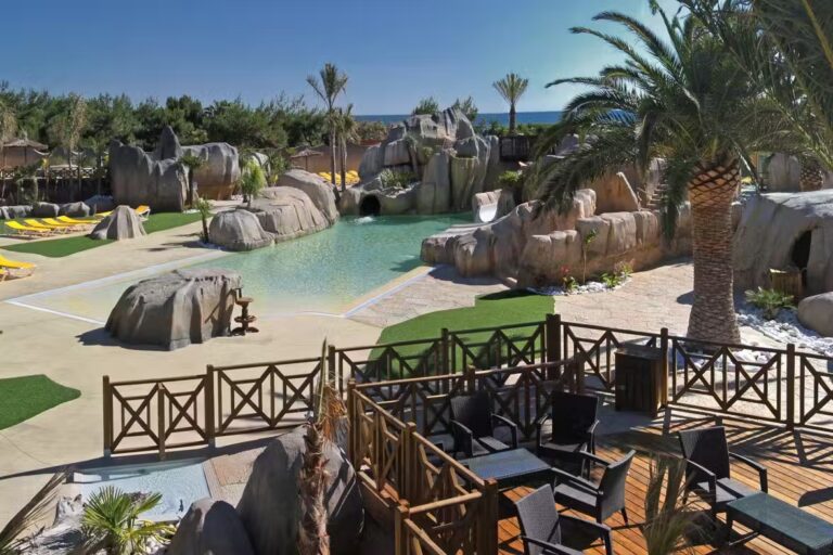 Yelloh Village Le Brasilia campingplatz terrasse mit poolblick a873437c 65d0 4443 889a 80f77a2b87e8 768x512