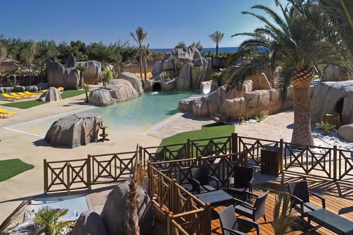 Yelloh Village Le Brasilia campingplatz terrasse mit poolblick a873437c 65d0 4443 889a 80f77a2b87e8