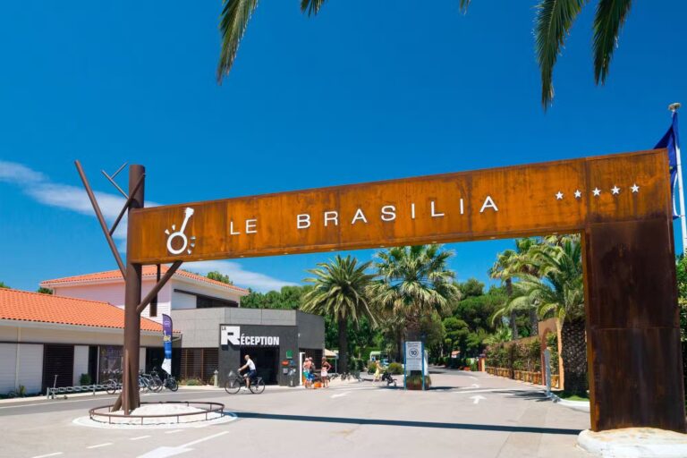 Yelloh Village Le Brasilia eingang schild und rezeption 8eb54be9 0f48 4e81 9a0a d9fe383f30b7 768x512