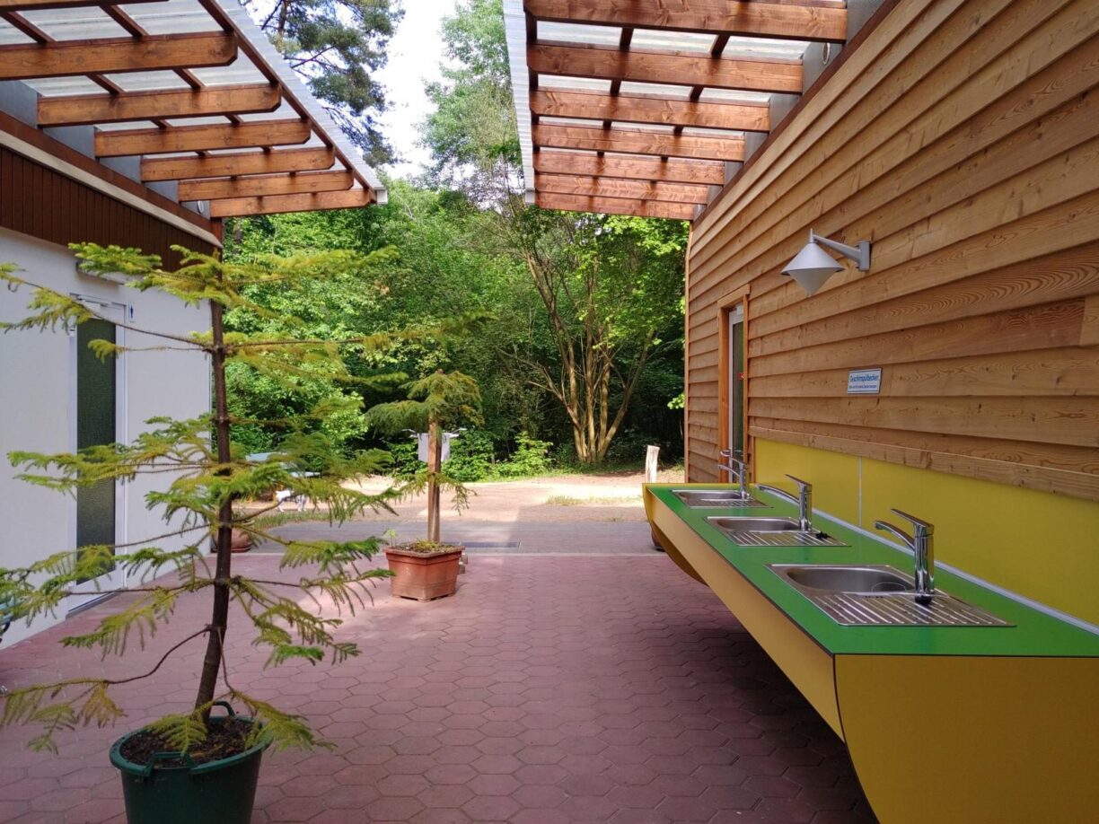 camping sani innenhof rotated 1 1224x918