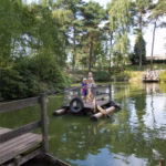 Ardoer Camping De Heldense Bossen Familie spielt beim Wasserspielplatz 150x150