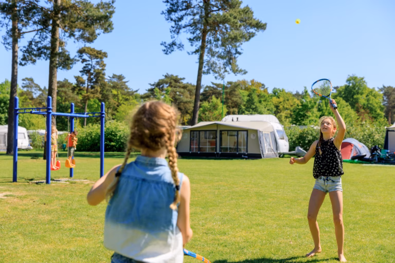 Ardoer Camping De Heldense Bossen Kinder spielen Beachball auf dem campiongplatz 768x512