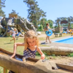 Ardoer Camping De Heldense Bossen Kinder spielen auf dem Campingplatz 150x150