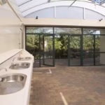 Attractiepark Slagharen Sanitaergebaeude mit Waschbecken und Toiletten auf dem Campingplatz 150x150