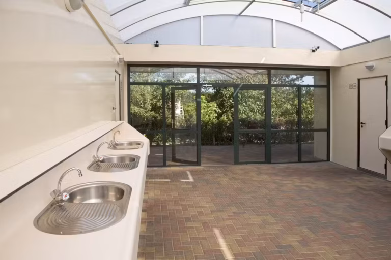 Attractiepark Slagharen Sanitaergebaeude mit Waschbecken und Toiletten auf dem Campingplatz 768x512