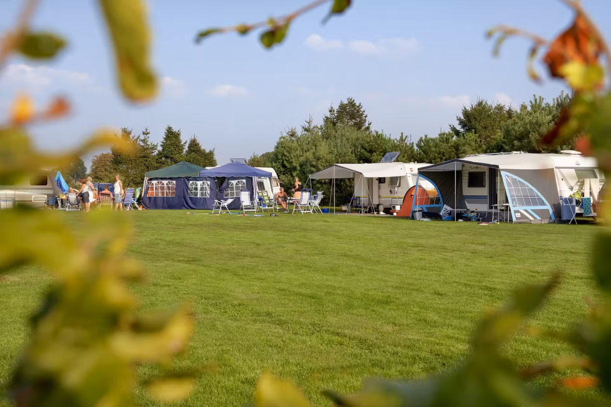 Attractiepark Slagharen Wohnmobilstellplatz im Gruenen auf dem Campingplatz 1224x816