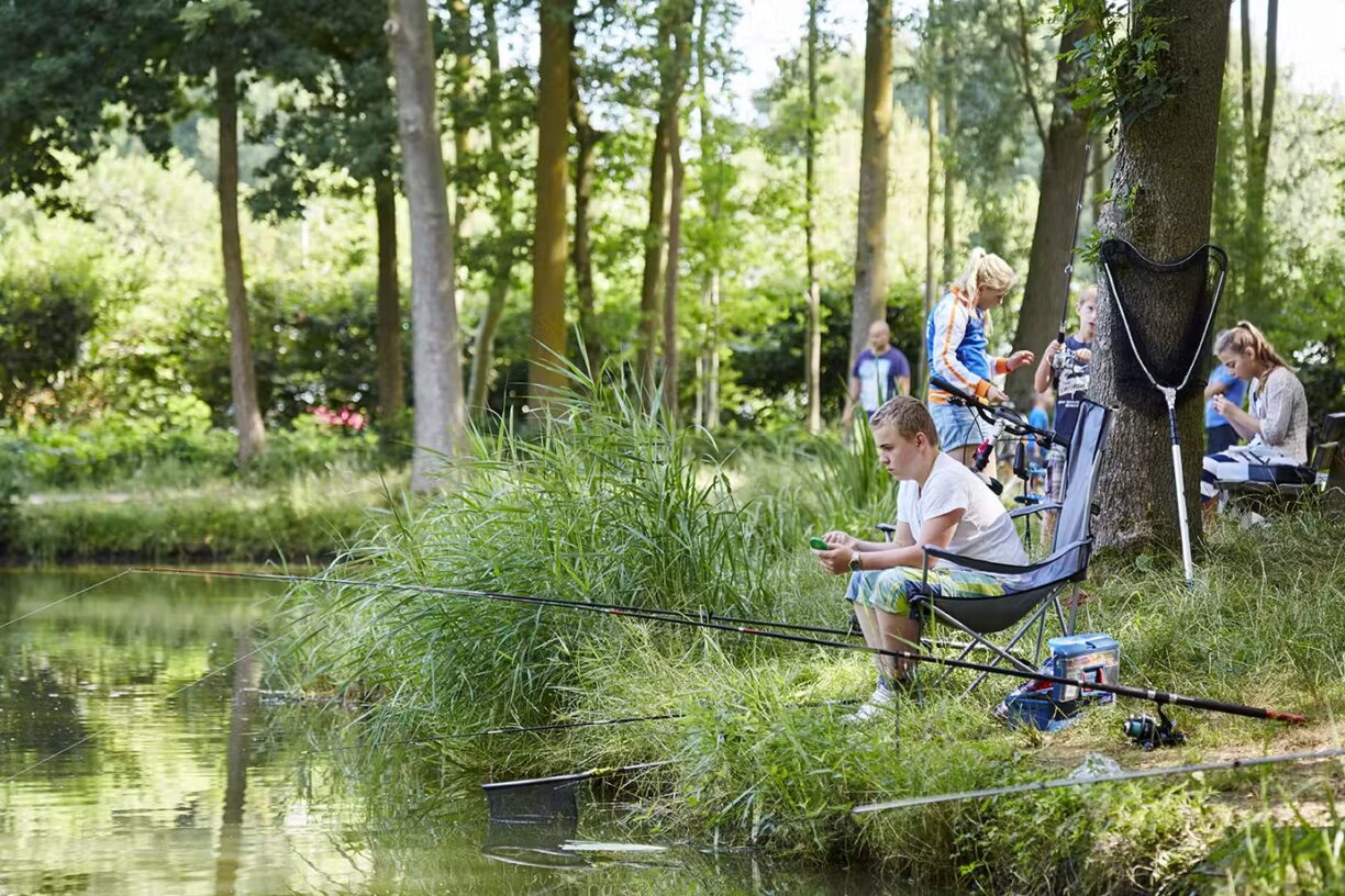 Camping De Leistert Gaeste angeln auf dem Campingplatz 1224x816