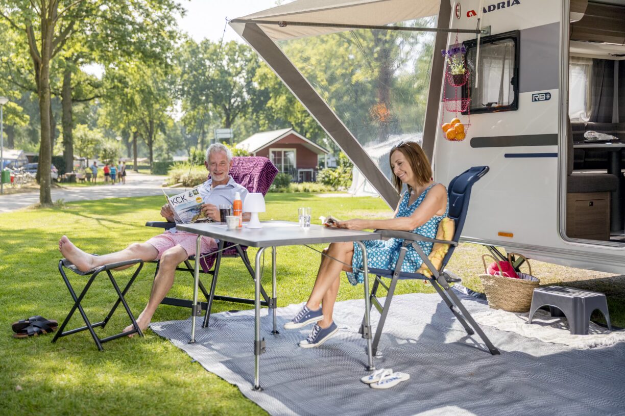 Camping De Leistert Gaeste beim Entspannen auf ihrem Stellplatz 52bf28db 87c7 4905 a4dc 717f77bce5c7 1224x816