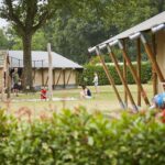 Camping De Leistert Glampingzelte mit Blick auf den Kinderspielplatz 150x150