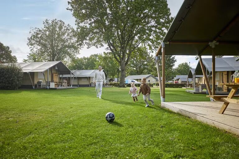 Camping De Leistert Kinder beim Fussballspielen auf der Wiese des Campingplatzes 60e316fa a039 4356 a933 60fe573d40a0 768x512