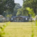 Camping De Leistert Mobilheim mit Terrasse im Gruenen auf dem Campinglatz 150x150