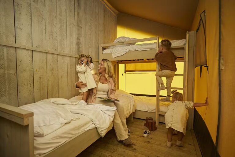 Camping De Leistert Schlafbereich in einem Glamping Zelt mit drei Einzelbetten 4db8916c 4078 4add 8a73 f395dfe78114 768x512
