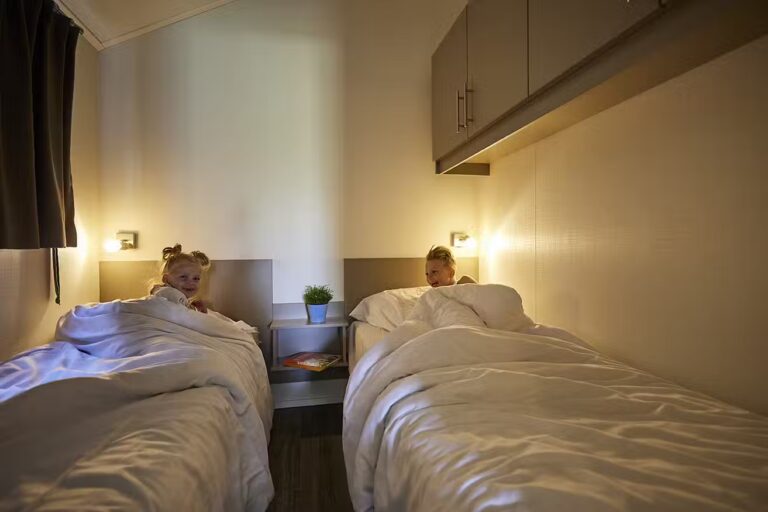 Camping De Leistert Schlafbereich in einem Mobilheim mit zwei Einzelbetten 23498328 5f70 4da2 9496 7650674b7fc9 768x512