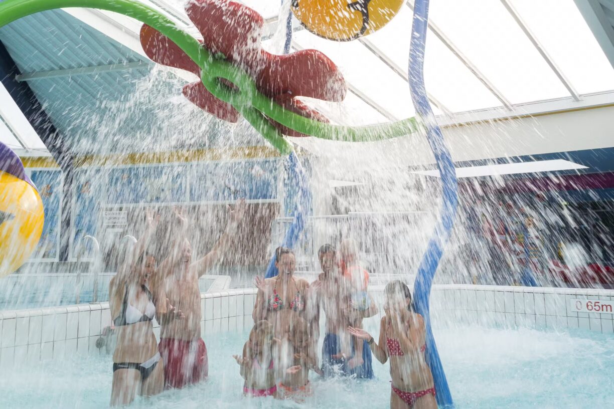 Camping De Paal Badegaesten im Indooropool auf dem Campingplatz unter einer Wasserspritze 1224x816