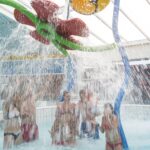 Camping De Paal Badegaesten im Indooropool auf dem Campingplatz unter einer Wasserspritze 150x150