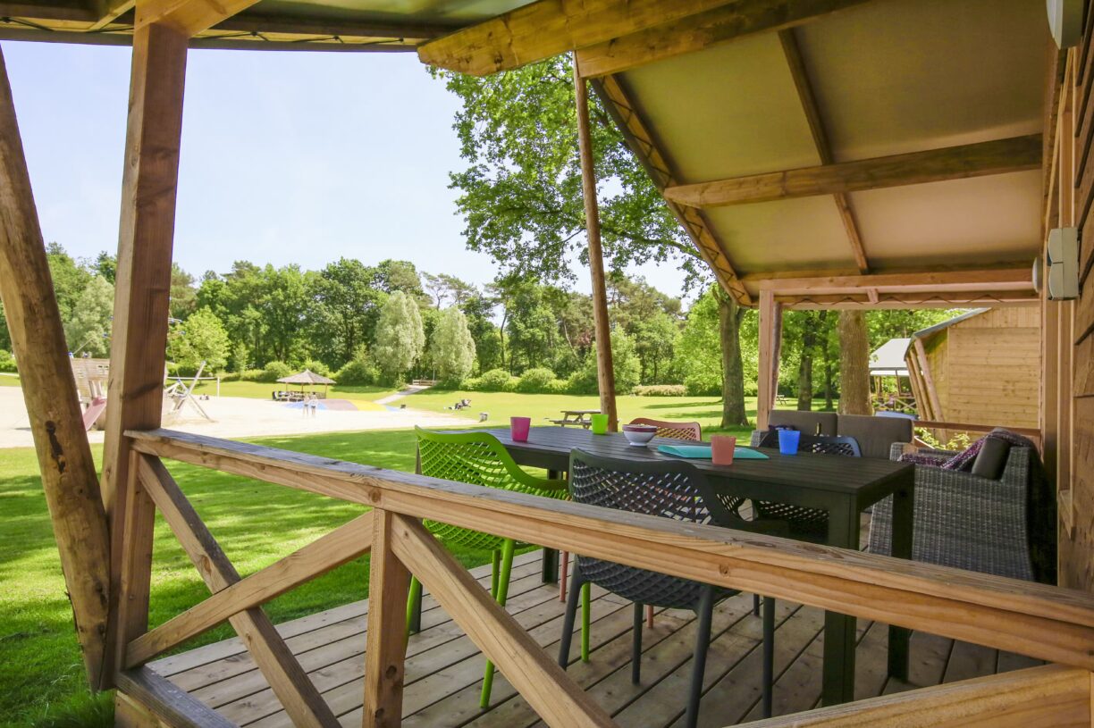 Camping De Paal Die Veranda eines Bungalows mit Sitzgelegenheiten darauf 1224x815
