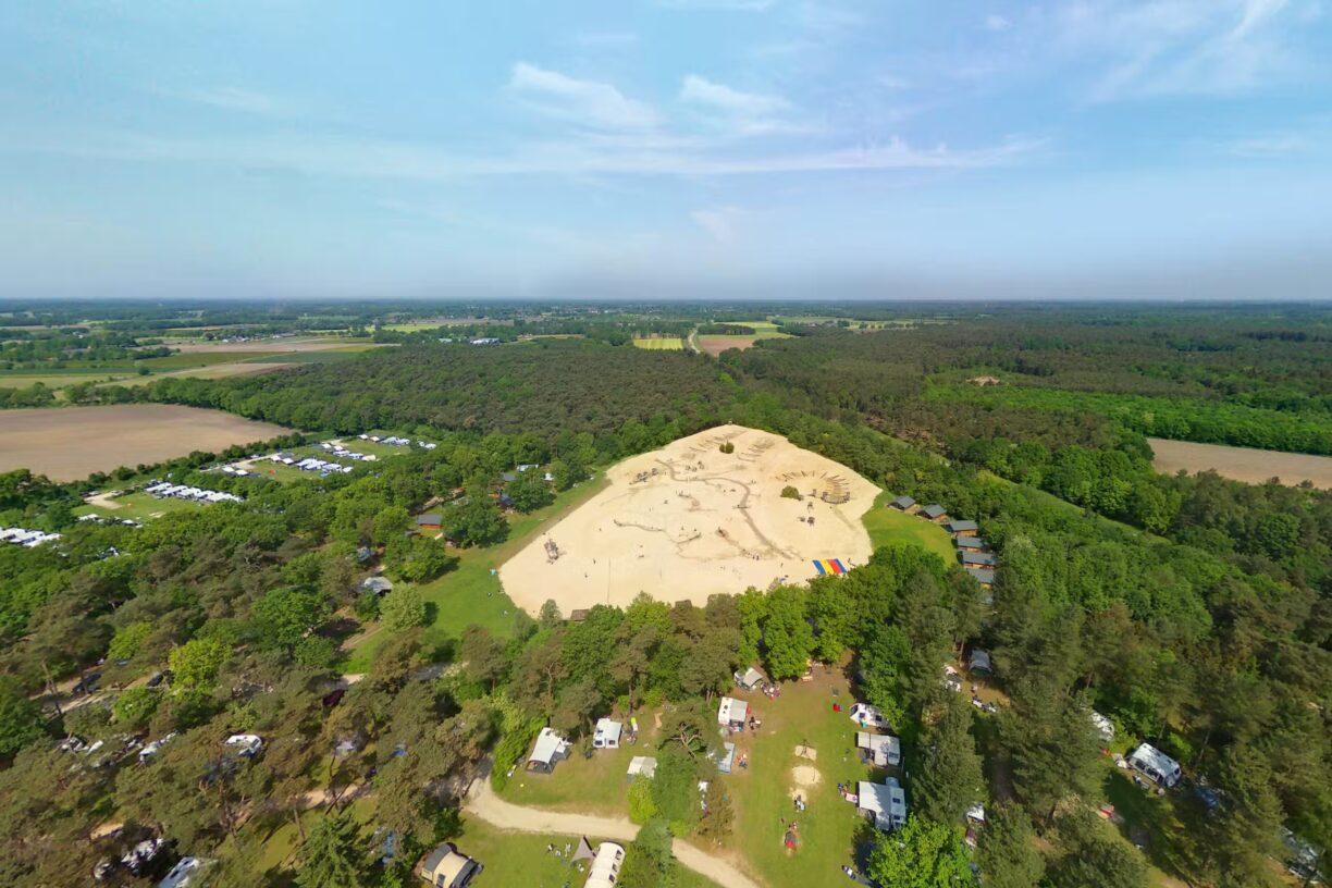 Camping De Paal Luftaufnahme des Campingplatzes umgeben von Wald a2de3b44 b15b 4c1e aec4 98c84bae9265 1224x816