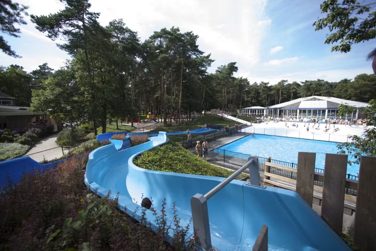 Camping De Paal Poolbereich auf dem Campingplatz mit Wasserrutsche 1224x816