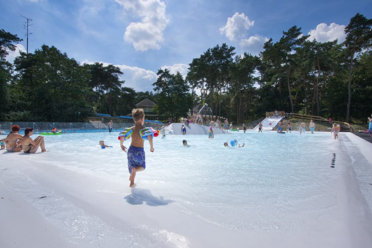 Camping De Paal der Poolbereich auf dem Campingplatz mit Badegaesten 1224x816