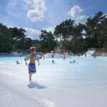 Camping De Paal der Poolbereich auf dem Campingplatz mit Badegaesten 150x150