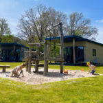 Capfun De Belten Familiecamping De Belten Kinderspielplatz zwischen den Mobilheimen auf dem Campingplatz 36922f56 b2ec 425e 910d 3e2546394e8d 150x150