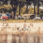 Familiecamping De Belten Kinder am Strand auf dem Campingplatz  150x150