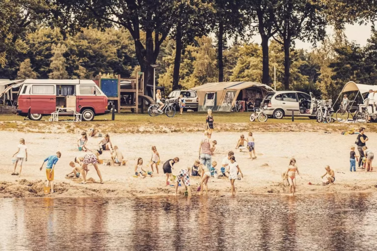 Familiecamping De Belten Kinder am Strand auf dem Campingplatz  768x512