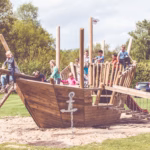 Familiecamping De Belten Kinder spielen auf dem Kinderspielplatz  150x150