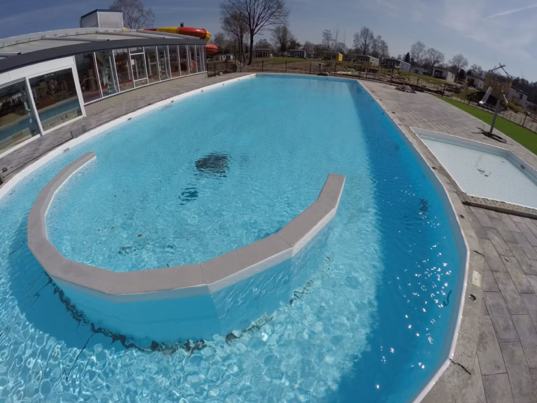 Vakantiepark Ackersate Campingplatzanlage mit Pool in der Sonne 768x576