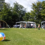 Vakantiepark Ackersate Familie spielt das Kubb Spiel auf das Campingbereich 150x150