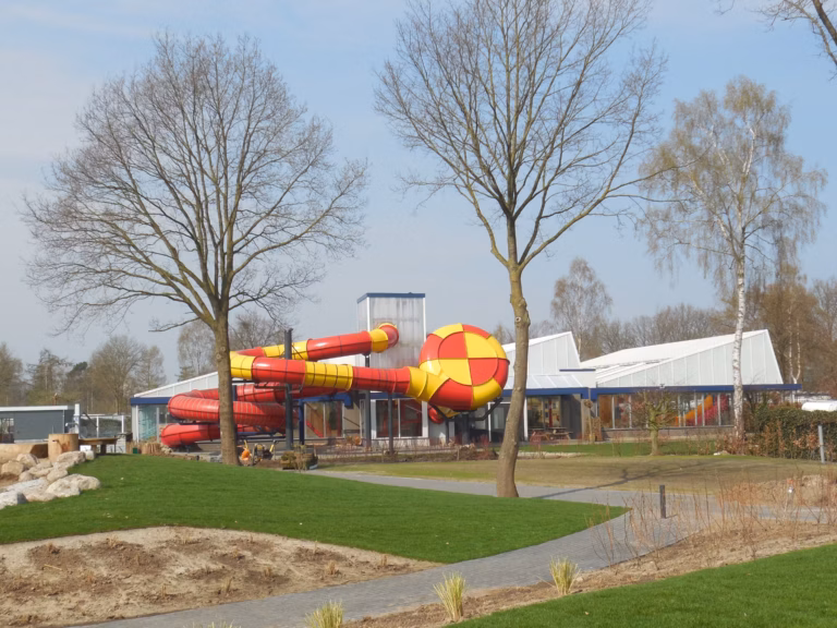 Vakantiepark Ackersate Kinderspielplatz mit Rutsche auf dem Campingplatz 768x576