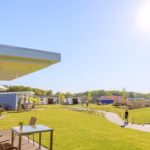 Vakantiepark Ackersate Tretroller fahrendes Kind im Park auf dem Campingplatzgelaende 150x150