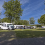 Vakantiepark De Kleine Belties Blick auf die Standplaetze auf der Wiese ac2b4574 40bf 4b1f a51f f888d3bd9df1 150x150
