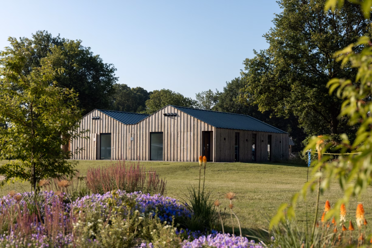 Vakantiepark De Twee Bruggen Aussenansicht Sanitaergebaeude d0d6211e b94c 4d7c ad88 a4b0c6ed98cd 1224x816