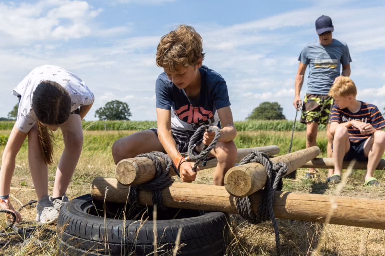 Vakantiepark De Twee Bruggen Kinder spielen mit Seilen und Holz af5c106b 53be 4cc0 ac72 f6bb1aea41da 768x512
