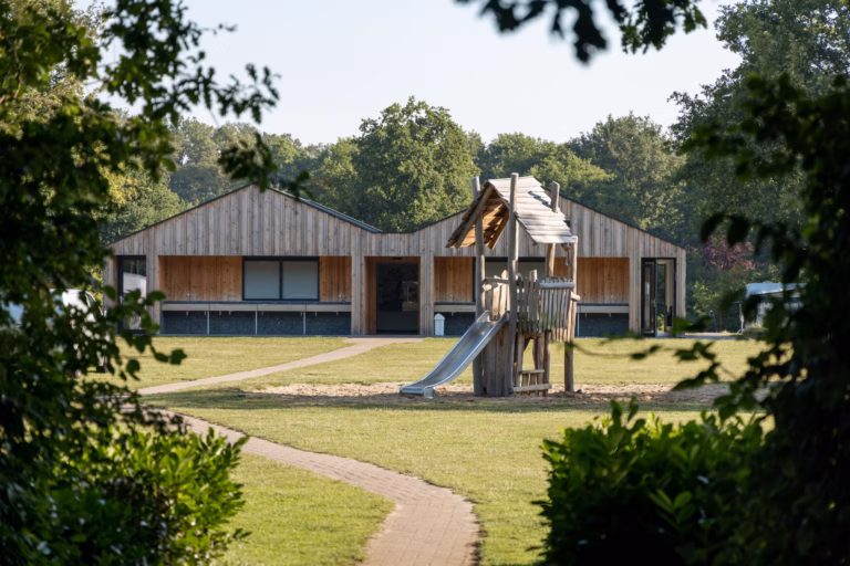 Vakantiepark De Twee Bruggen Kinderspielplatz auf dem Campingplatz d666b2cc 80f7 40ed 8fce 3df281ffcd7f 768x512
