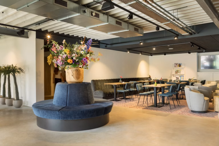 Vakantiepark De Twee Bruggen Tische und Stuehle im Gemeinschaftsbereich des Campingplatzes 413d7c89 3de8 4e5e 9bcb de8741bdd30e 768x512