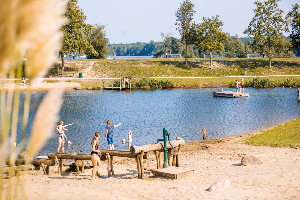 Vakantiepark Leukermeer Gaeste am Badestrand mit Wasserspielbereich fuer Kinder 4068335d 2e46 4dd0 87a1 468757fd07e1 1224x816