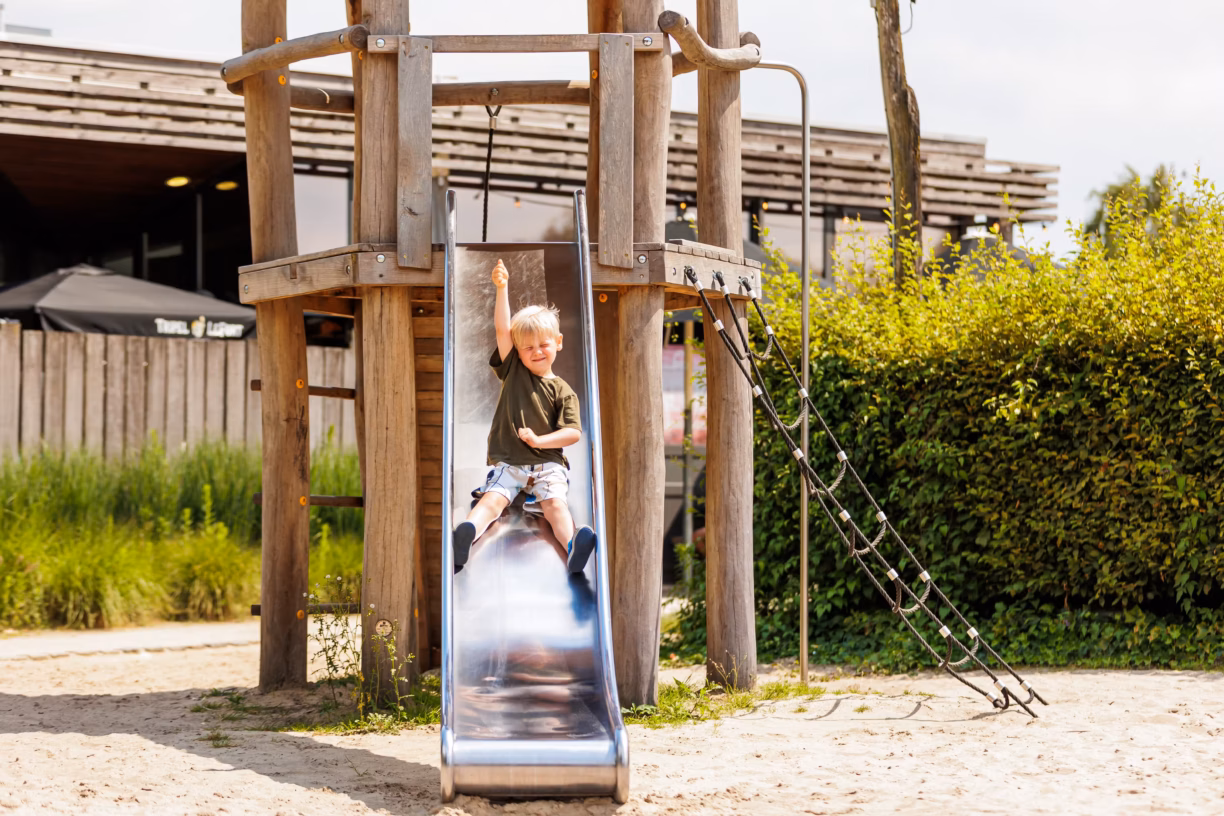 Vakantiepark Leukermeer Kind rutscht Rutsche auf Spielplatz 3fb703d7 0fb7 42b5 adf7 650b4f299f25 1224x816