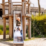 Vakantiepark Leukermeer Kind rutscht Rutsche auf Spielplatz 3fb703d7 0fb7 42b5 adf7 650b4f299f25 150x150