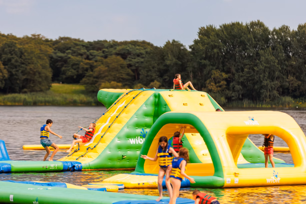 Vakantiepark Leukermeer Schwimmender Wasserspielplatz 3fb83a99 4ad4 4d86 85f6 10f6c85a1c8b 1224x816