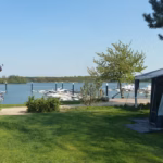 Vakantiepark Leukermeer Stellplatz vom Campingplatz mit Blick auf Boote und dem Leukermeer 150x150