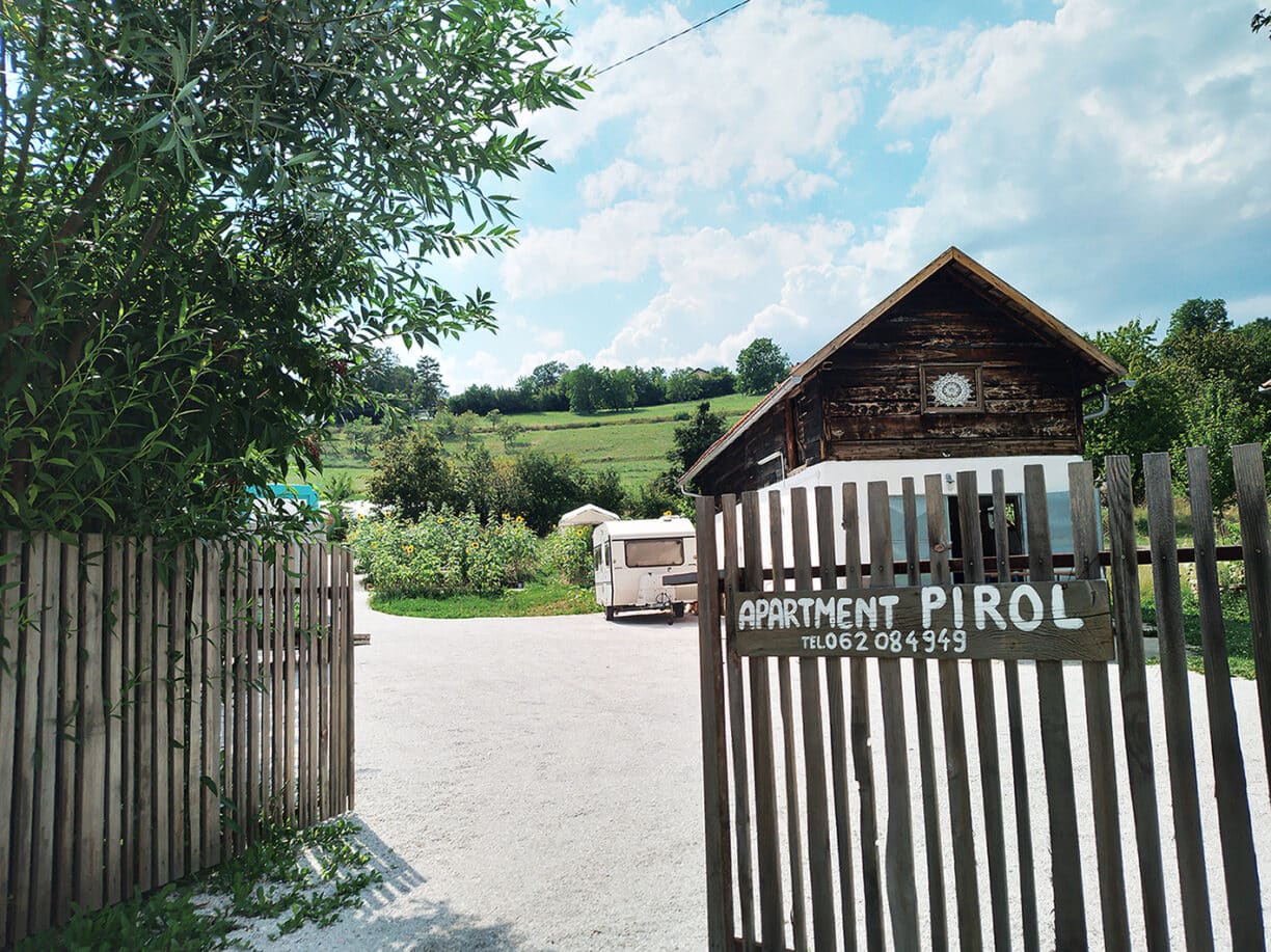 apartment und camping pirol gornja breza naturnah gruen grosser garten berge nahe am sarajevo vares konjic visoko breza campervan fahrradtour bosnien herzegowina kl 1224x917