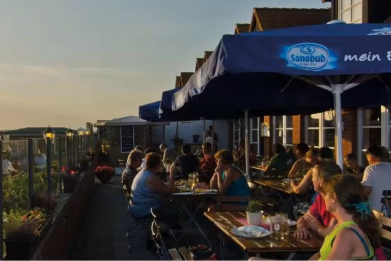 Camping Fluegger Strand Restaurant mit Sonnenterrasse 768x512