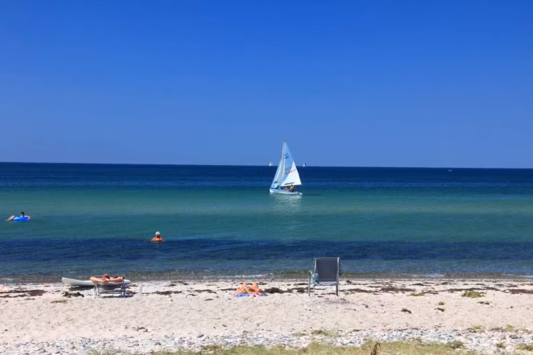 Camping Fluegger Strand Segelboot 768x512