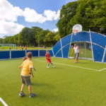 Camping Ostsee Fussball spielende Kinder auf dem Sportplatz vom Campingplatz 150x150