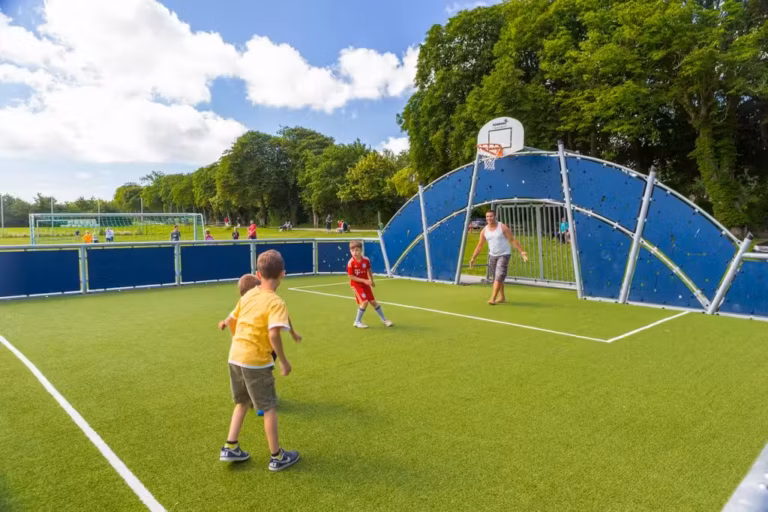 Camping Ostsee Fussball spielende Kinder auf dem Sportplatz vom Campingplatz 768x512
