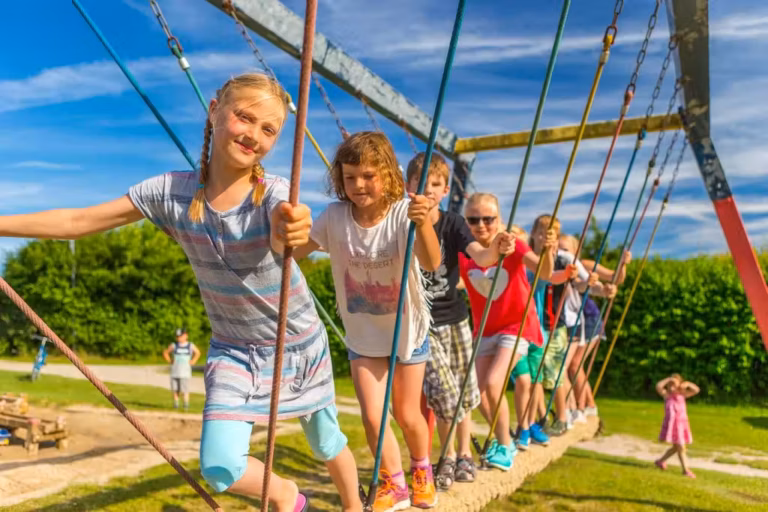 Camping Ostsee Kinder auf dem Spielplatz vom Campingplatz 768x512